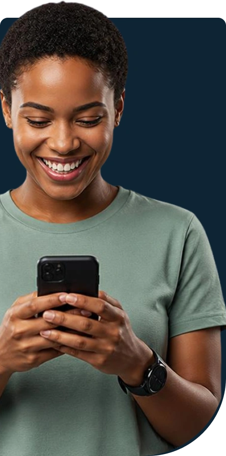 Pessoa segurando celular exibindo feed do Instagram focado em estratégias de social media