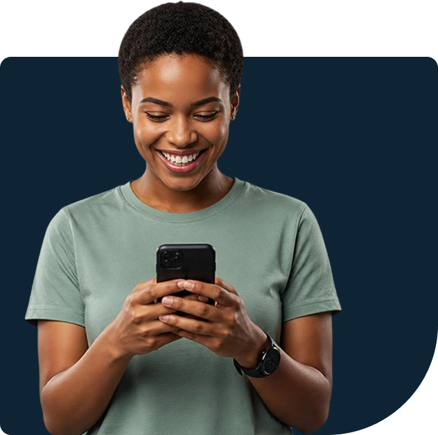 Pessoa segurando celular exibindo feed do Instagram focado em estratégias de social media